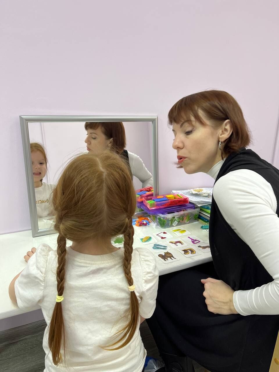 Занятие с логопедом перед зеркалом