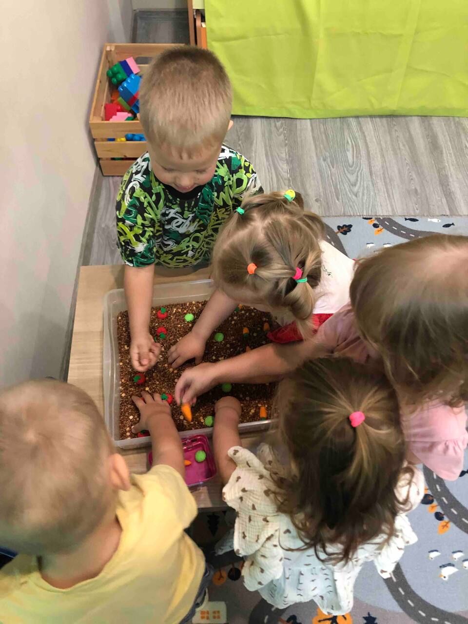 Ребёнок играет с песком на сенсорном занятии